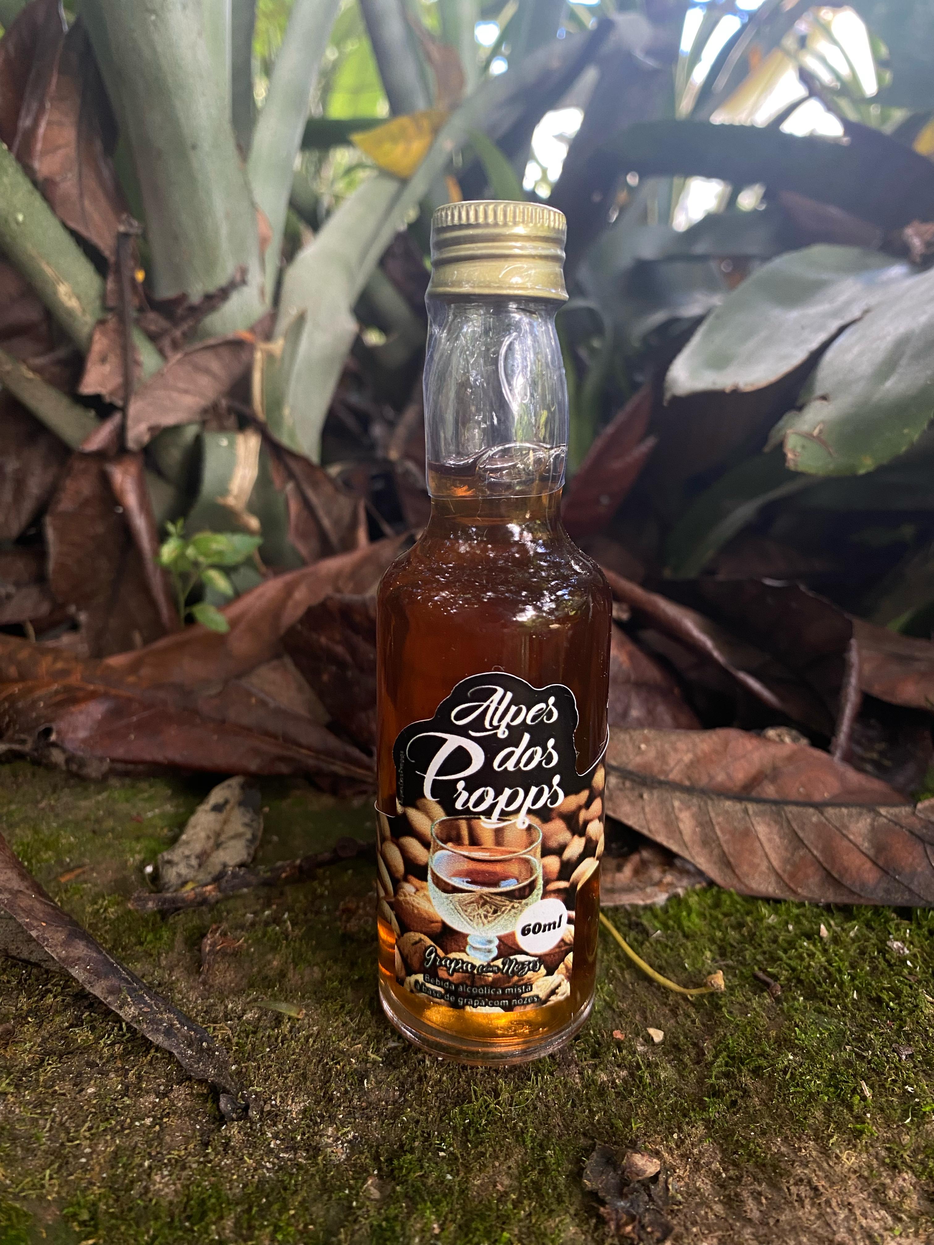 Licor Artesanal de Graspa com Nozes